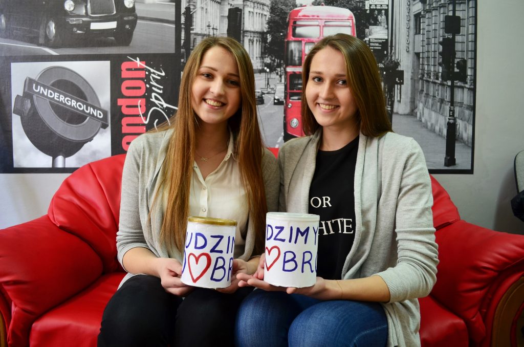 Zuzanna i Natalia są humanistkami w każdym calu. Na zdjęciu podczas akcji "Budzimy Dobro", którą zorganizowały dla Magdy Jaworskiej, dziewczynk z Rogowa, która przebywała w Klinice Budzik.