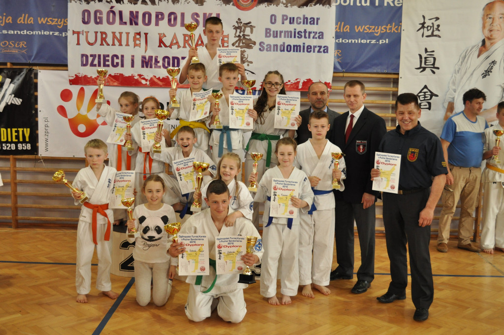 Młodzi karatecy wracają z Sandomierza z medalami [zdjęcia]