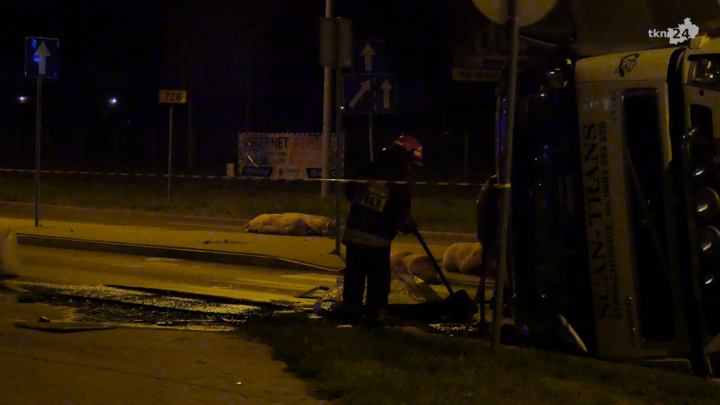 Świnie biegają po centrum Końskich. Wypadek transportu z trzodą chlewną - Aktualizacja [zdjęcia, wideo]