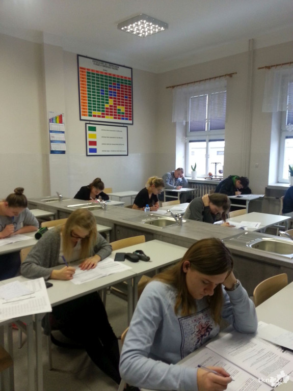 Zobaczcie jak wygląda nowa pracownia chemiczna w Starym Ogólniaku! [zdjęcia, wideo]