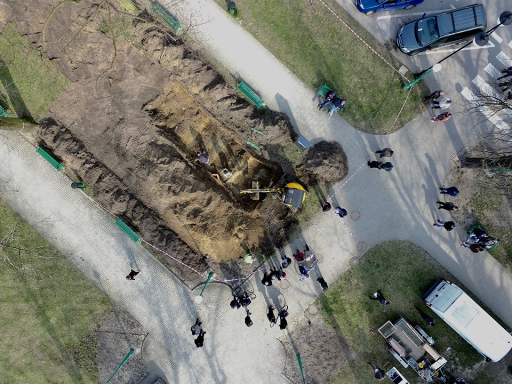 Już po ekshumacjach. Wiemy ile szczątków i co jeszcze znaleziono na koneckim skwerze [wideo, zdjęcia]