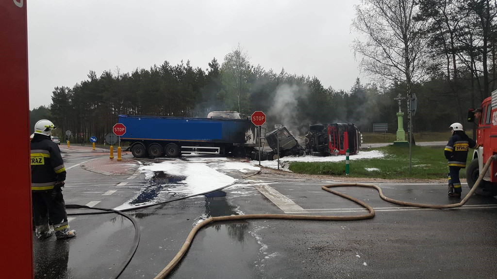 Pożar dwóch tirów na krzyżówkach rudzkich. Są ranni [wideo, zdjęcia]
