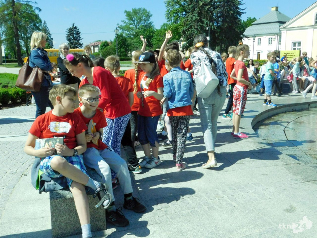 Około 700 osób czytało w koneckim parku [wideo, zdjęcia]
