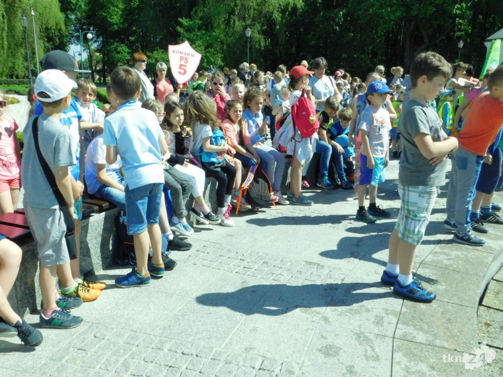 Około 700 osób czytało w koneckim parku [wideo, zdjęcia]
