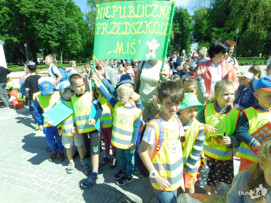 Około 700 osób czytało w koneckim parku [wideo, zdjęcia]