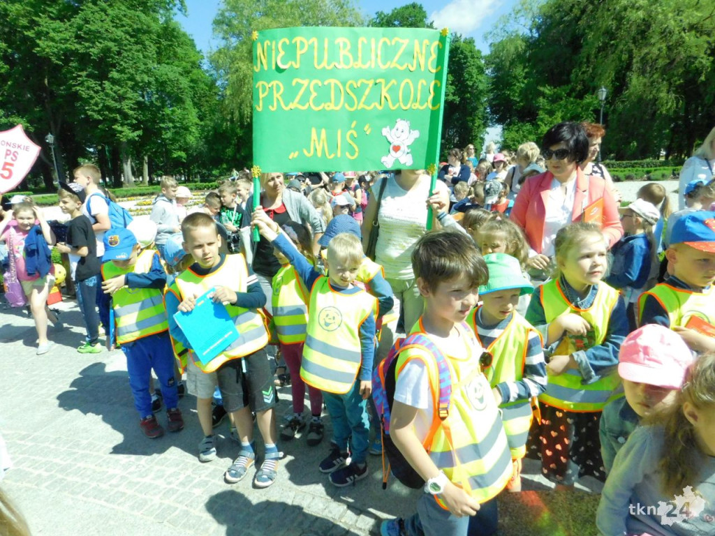 Około 700 osób czytało w koneckim parku [wideo, zdjęcia]