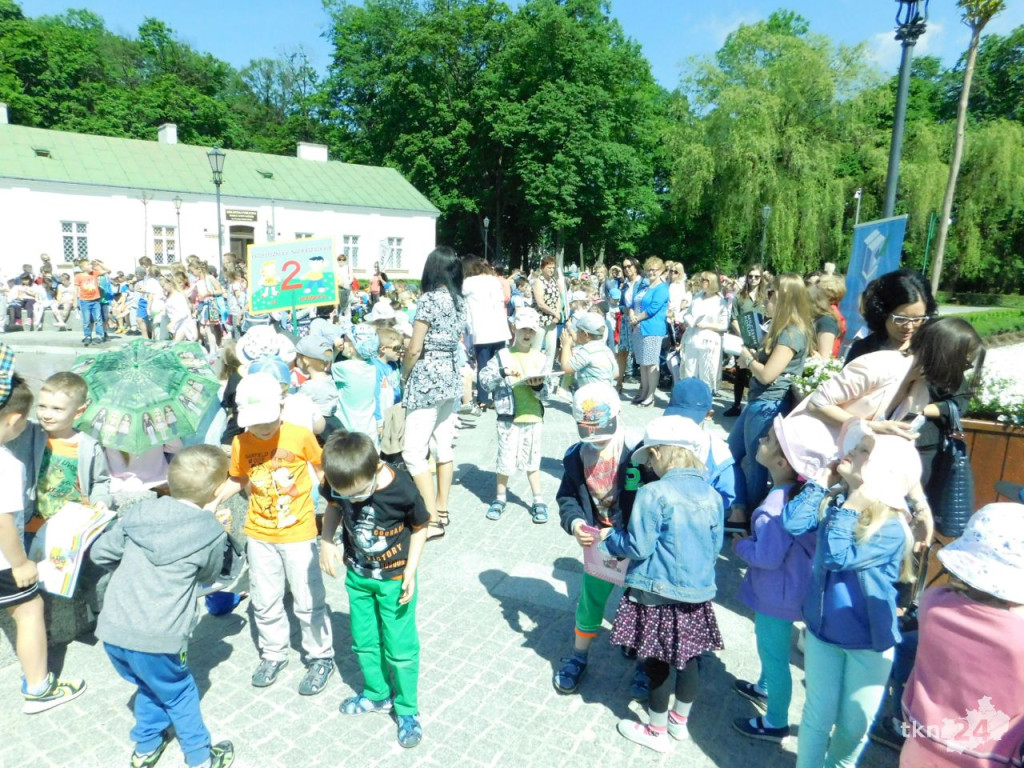 Około 700 osób czytało w koneckim parku [wideo, zdjęcia]