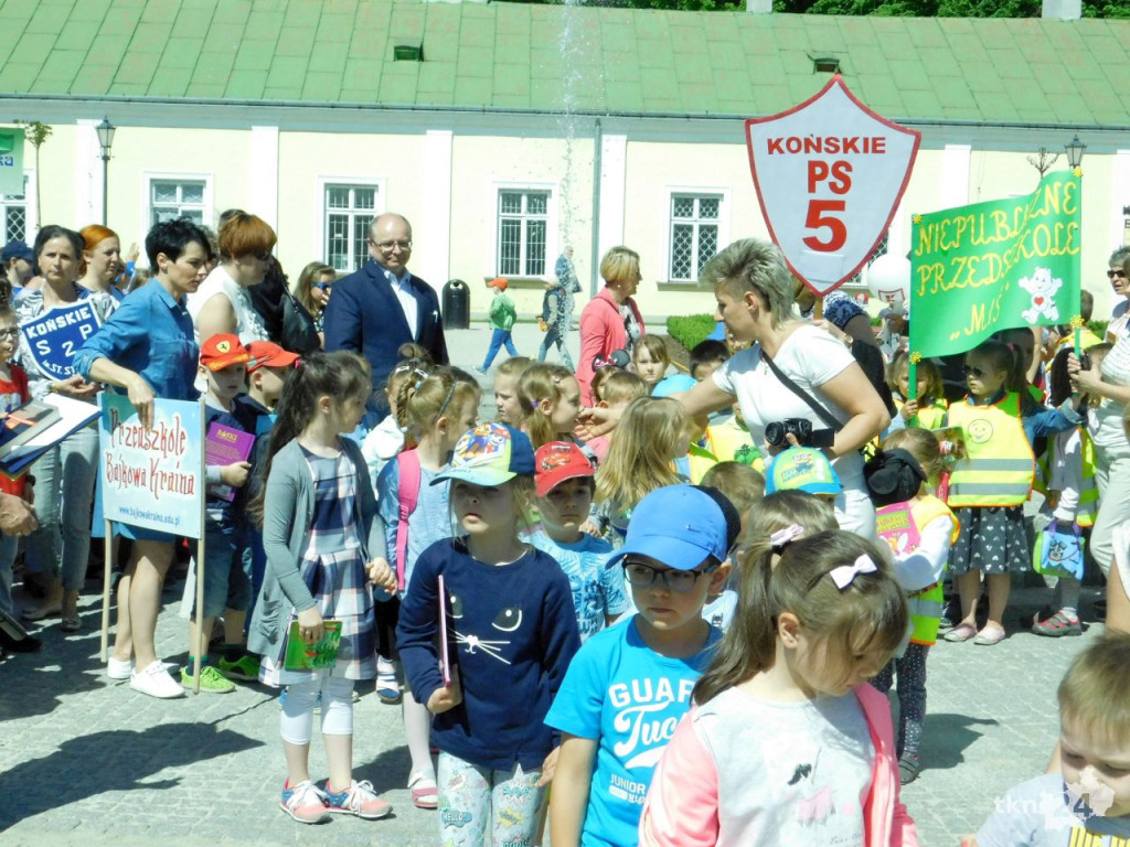 Około 700 osób czytało w koneckim parku [wideo, zdjęcia]