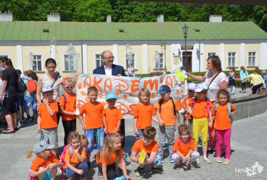 Około 700 osób czytało w koneckim parku [wideo, zdjęcia]