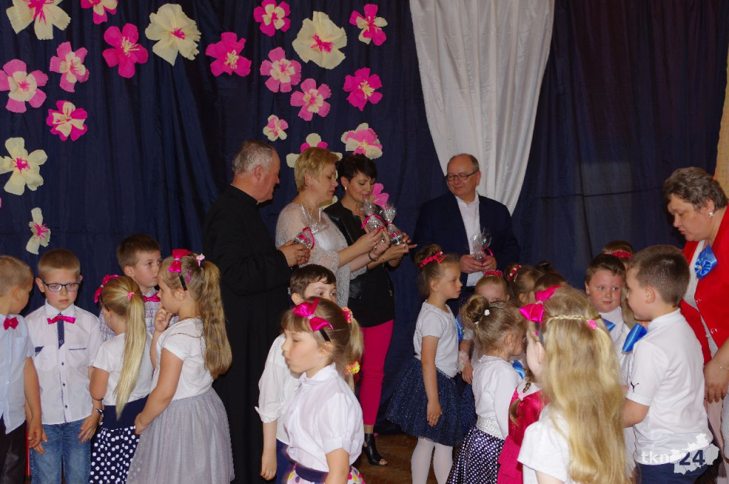 Dzień Mamy i Taty w Małym Przedszkolu w Dziebałtowie [zdjęcia]