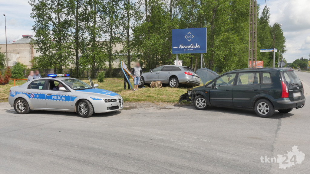 Audi uderzyło w Mazdę na Warszawskiej w Końskich [zdjęcia]