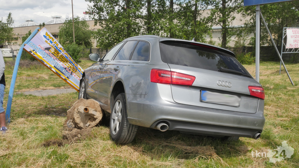 Audi uderzyło w Mazdę na Warszawskiej w Końskich [zdjęcia]