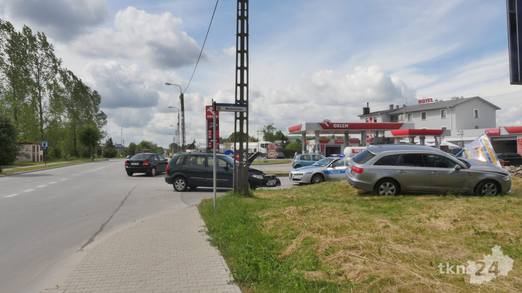 Audi uderzyło w Mazdę na Warszawskiej w Końskich [zdjęcia]