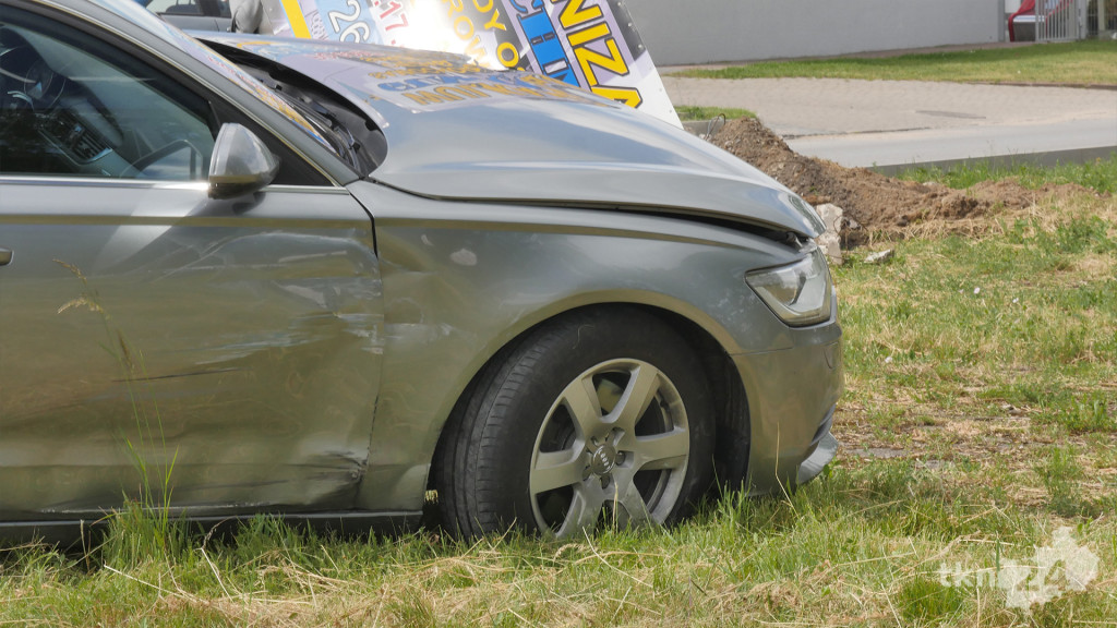 Audi uderzyło w Mazdę na Warszawskiej w Końskich [zdjęcia]