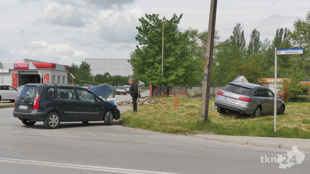 Audi uderzyło w Mazdę na Warszawskiej w Końskich [zdjęcia]