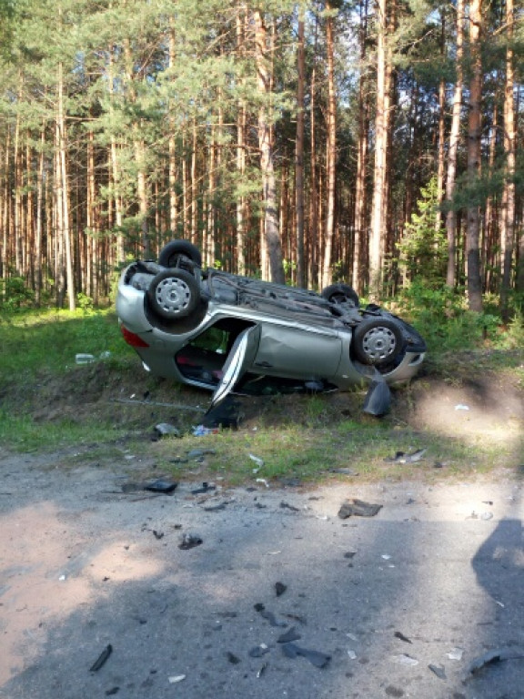 Groźne zderzenie i dachowanie w Stąporkowie [zdjęcia]