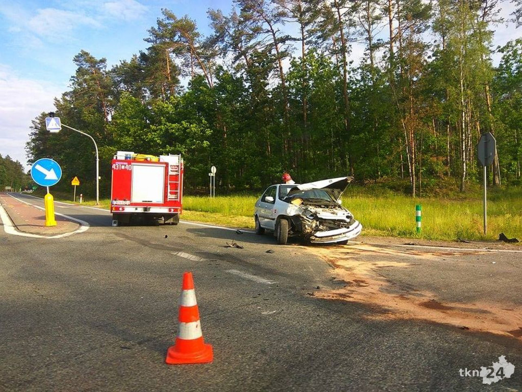 Starszy kierowca spowodował wypadek na krzyżówkach radoszyckich [zdjęcia]
