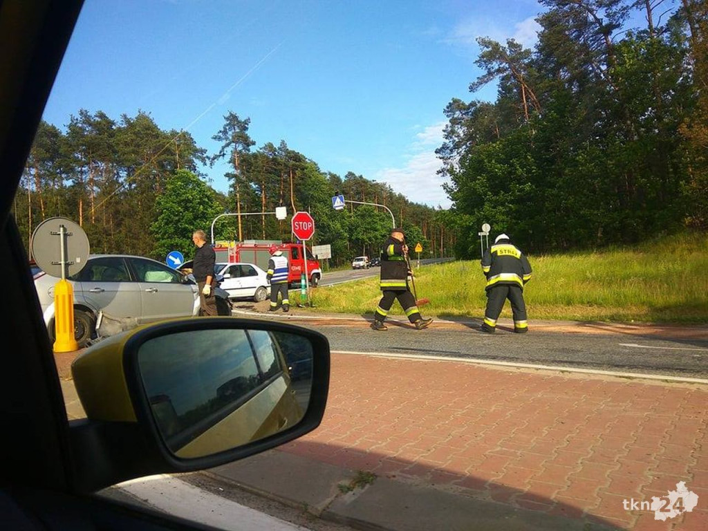 Starszy kierowca spowodował wypadek na krzyżówkach radoszyckich [zdjęcia]