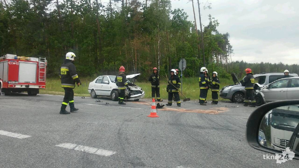 Starszy kierowca spowodował wypadek na krzyżówkach radoszyckich [zdjęcia]