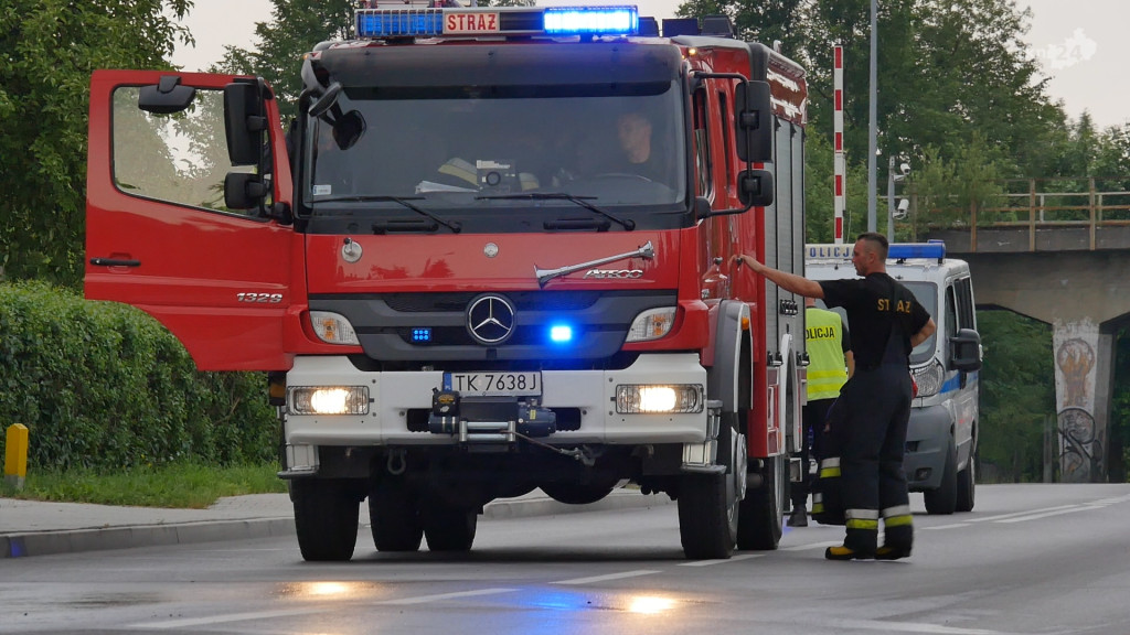 Samozapłon auta na przejeździe kolejowym w Końskich [zdjęcia]
