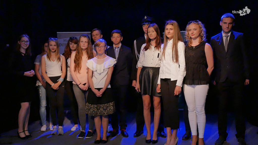 Relacja wideo: Stypendia dla najlepszych uczniów powiatu [wideo, zdjęcia]
