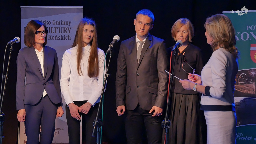 Relacja wideo: Stypendia dla najlepszych uczniów powiatu [wideo, zdjęcia]