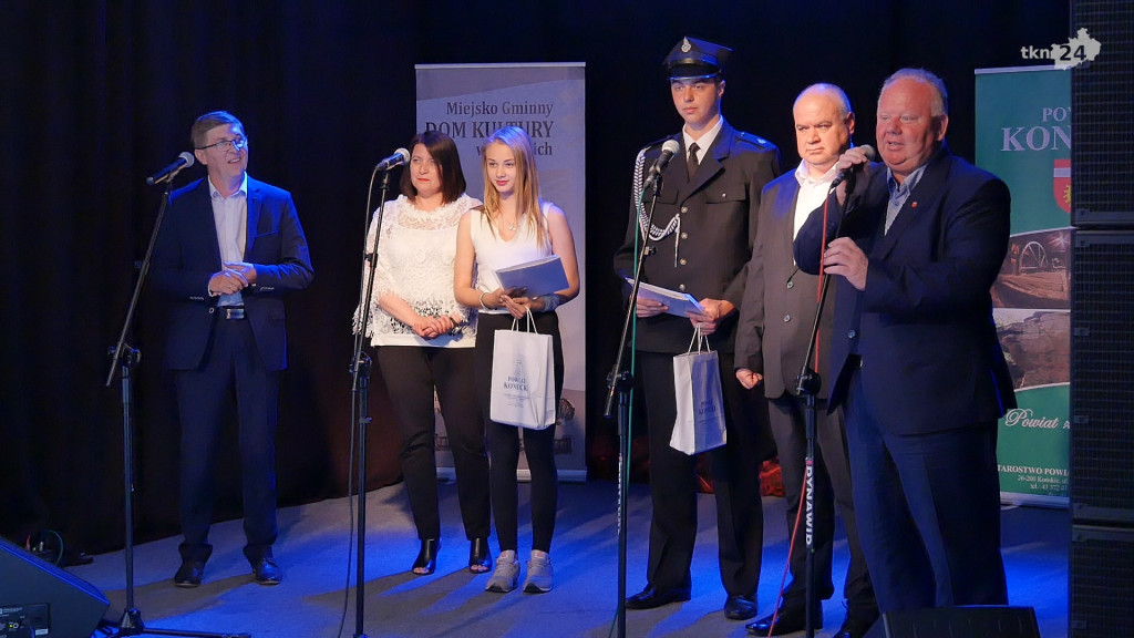 Relacja wideo: Stypendia dla najlepszych uczniów powiatu [wideo, zdjęcia]
