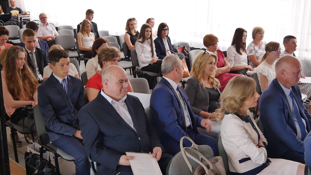 Relacja wideo: Stypendia dla najlepszych uczniów powiatu [wideo, zdjęcia]