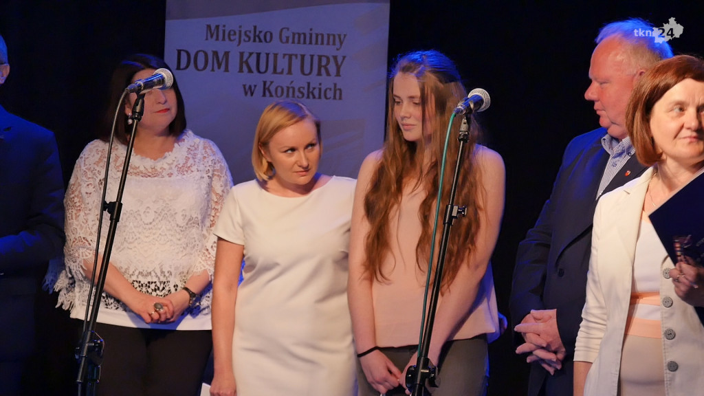 Relacja wideo: Stypendia dla najlepszych uczniów powiatu [wideo, zdjęcia]