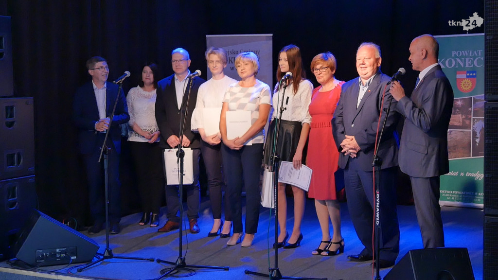 Relacja wideo: Stypendia dla najlepszych uczniów powiatu [wideo, zdjęcia]