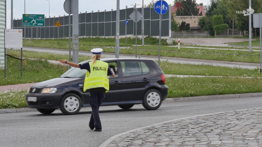 Koparka zsunęła się z lawety. Miasto zablokowane [wideo]