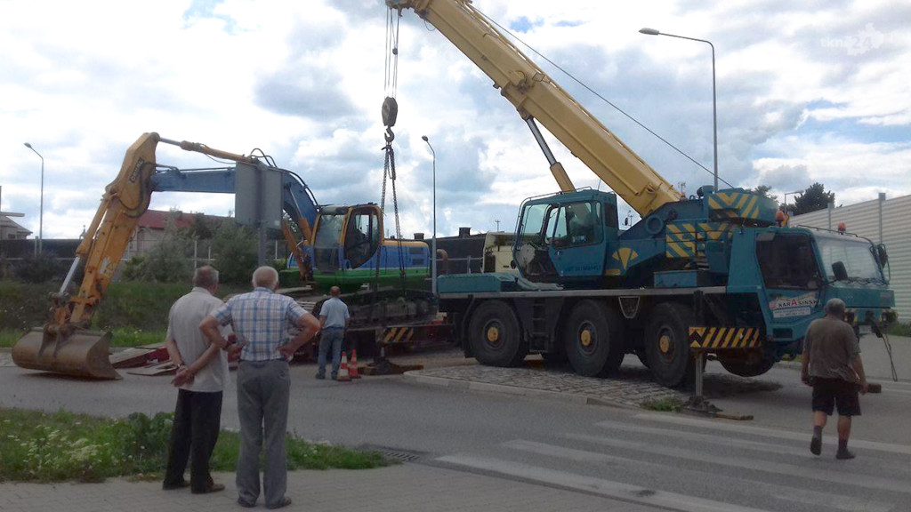 Koparka zsunęła się z lawety. Miasto zablokowane [wideo]