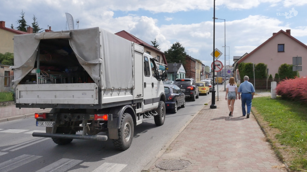 Koparka zsunęła się z lawety. Miasto zablokowane [wideo]