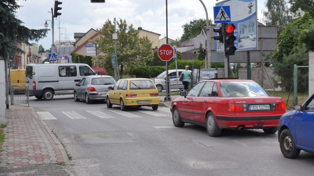 Koparka zsunęła się z lawety. Miasto zablokowane [wideo]