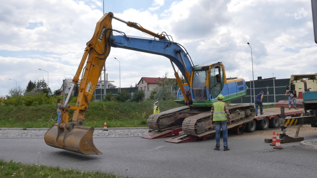 Koparka zsunęła się z lawety. Miasto zablokowane [wideo]