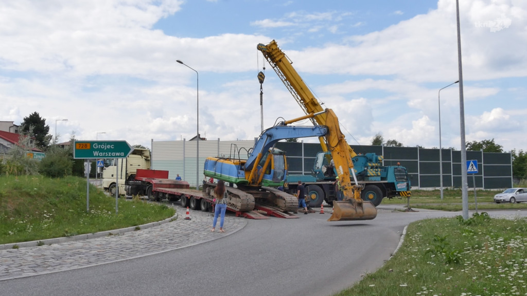 Koparka zsunęła się z lawety. Miasto zablokowane [wideo]
