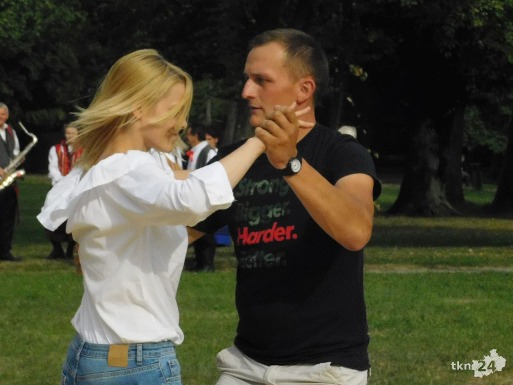 Ludowe nuty wybrzmiały w koneckim parku już po raz trzynasty [wideo, zdjęcia]
