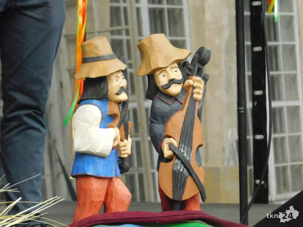 Ludowe nuty wybrzmiały w koneckim parku już po raz trzynasty [wideo, zdjęcia]