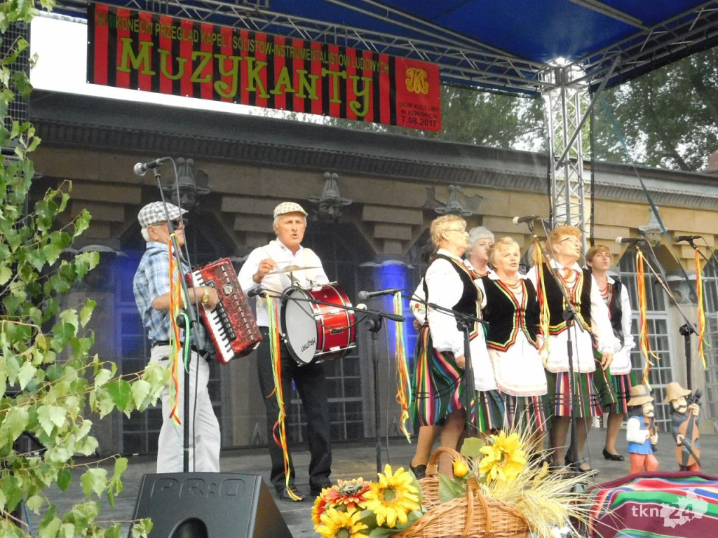Ludowe nuty wybrzmiały w koneckim parku już po raz trzynasty [wideo, zdjęcia]