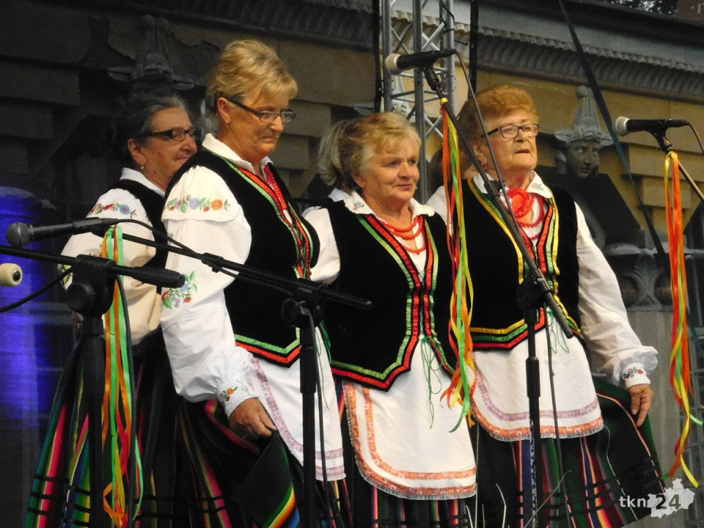 Ludowe nuty wybrzmiały w koneckim parku już po raz trzynasty [wideo, zdjęcia]