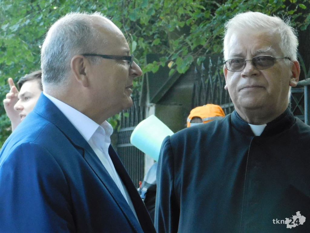 Prawie trzystu koneckich pielgrzymów wyruszyło na pątniczy szlak [wideo, zdjęcia]