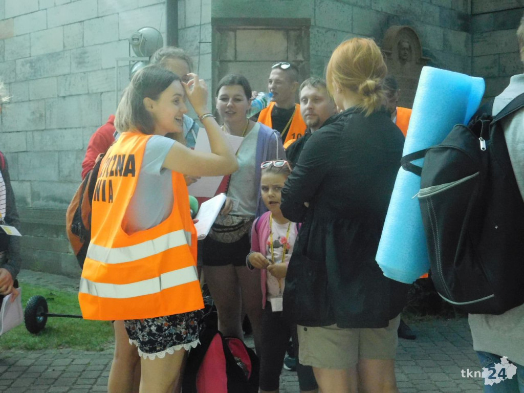 Prawie trzystu koneckich pielgrzymów wyruszyło na pątniczy szlak [wideo, zdjęcia]