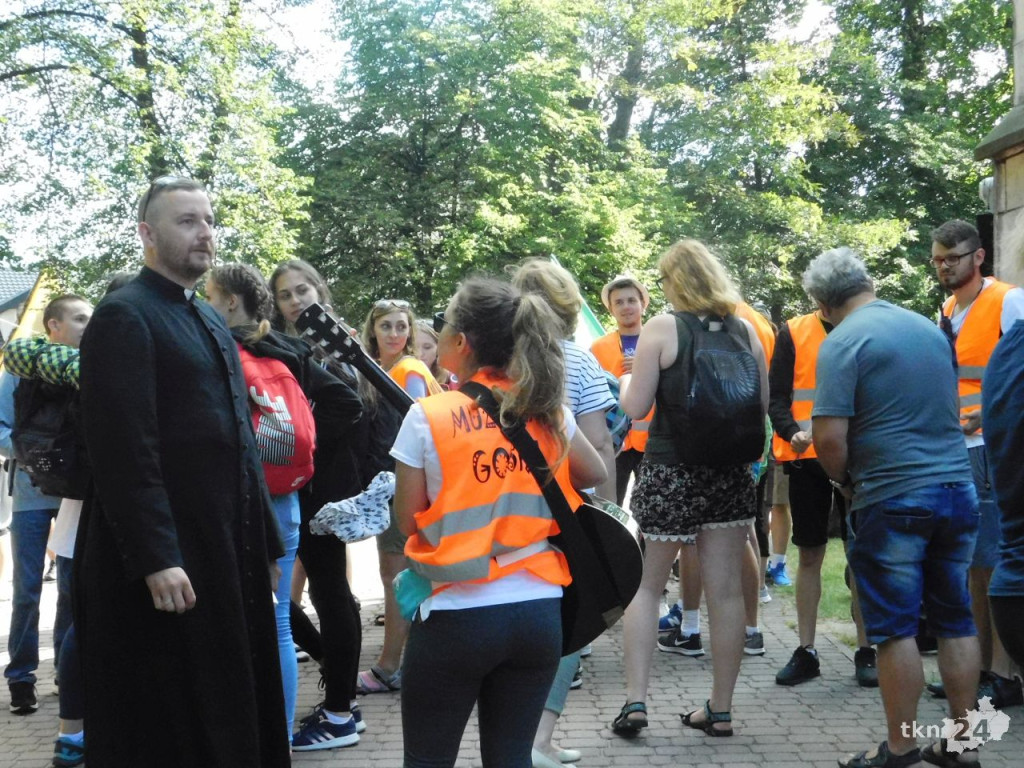 Prawie trzystu koneckich pielgrzymów wyruszyło na pątniczy szlak [wideo, zdjęcia]