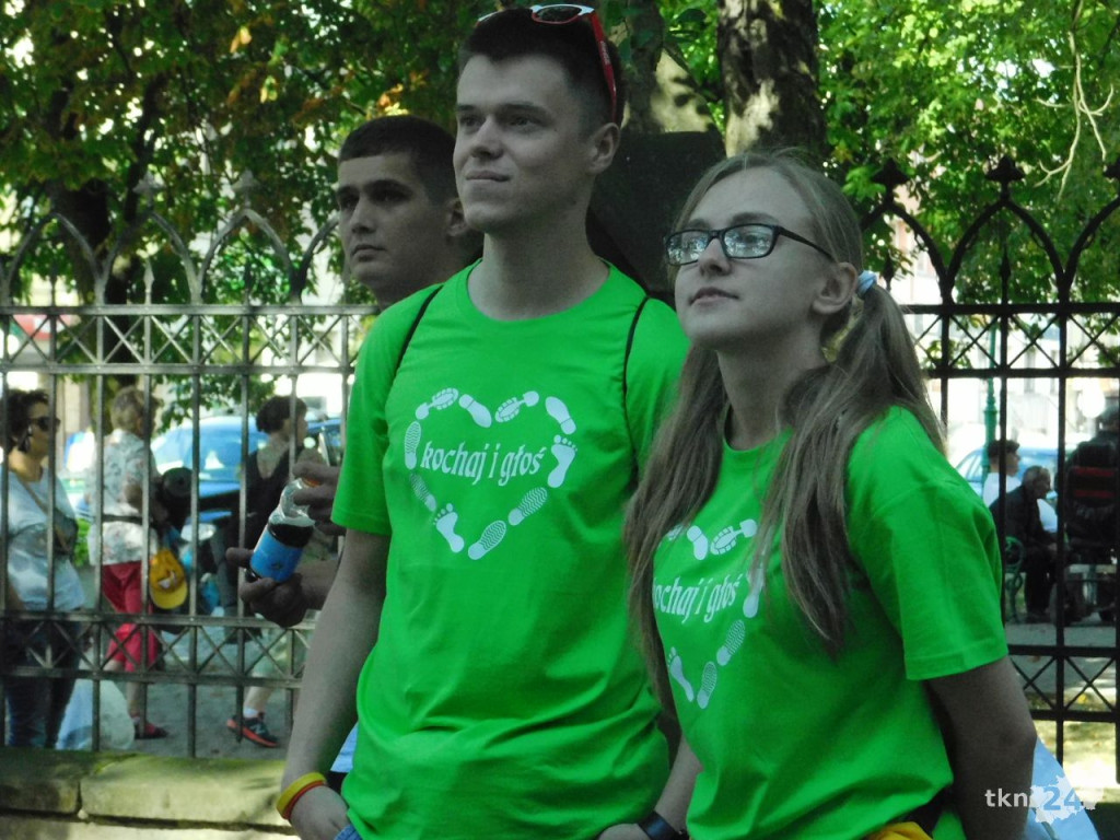 Prawie trzystu koneckich pielgrzymów wyruszyło na pątniczy szlak [wideo, zdjęcia]