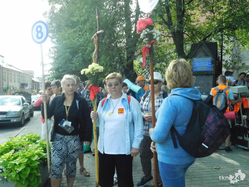 Prawie trzystu koneckich pielgrzymów wyruszyło na pątniczy szlak [wideo, zdjęcia]