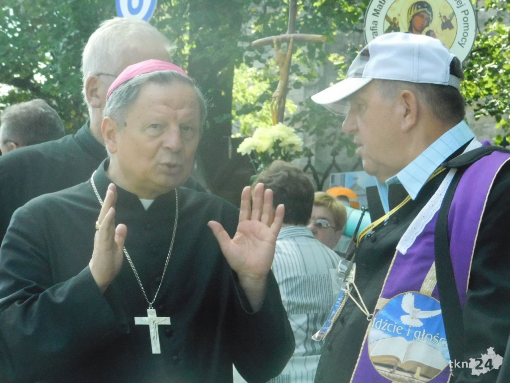 Prawie trzystu koneckich pielgrzymów wyruszyło na pątniczy szlak [wideo, zdjęcia]