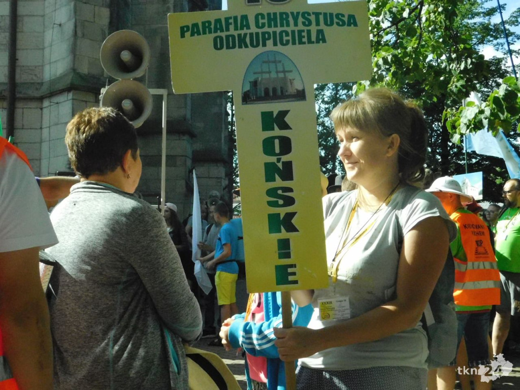 Prawie trzystu koneckich pielgrzymów wyruszyło na pątniczy szlak [wideo, zdjęcia]