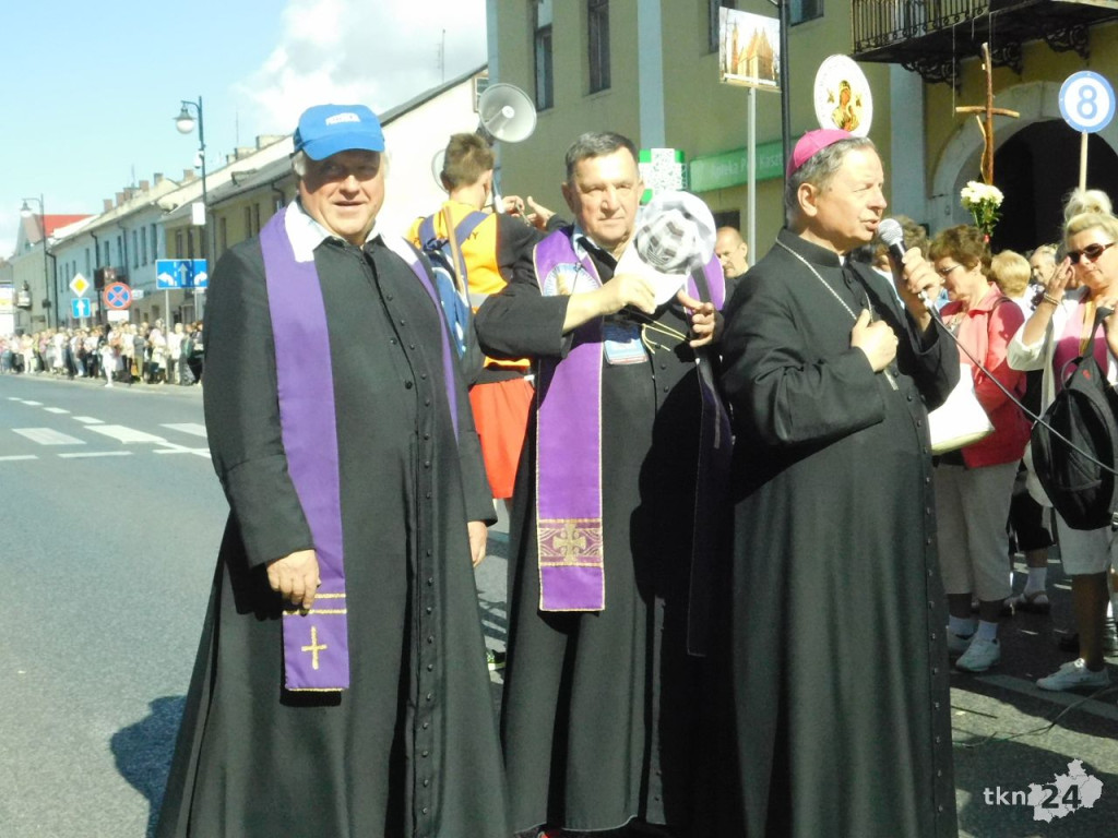 Prawie trzystu koneckich pielgrzymów wyruszyło na pątniczy szlak [wideo, zdjęcia]