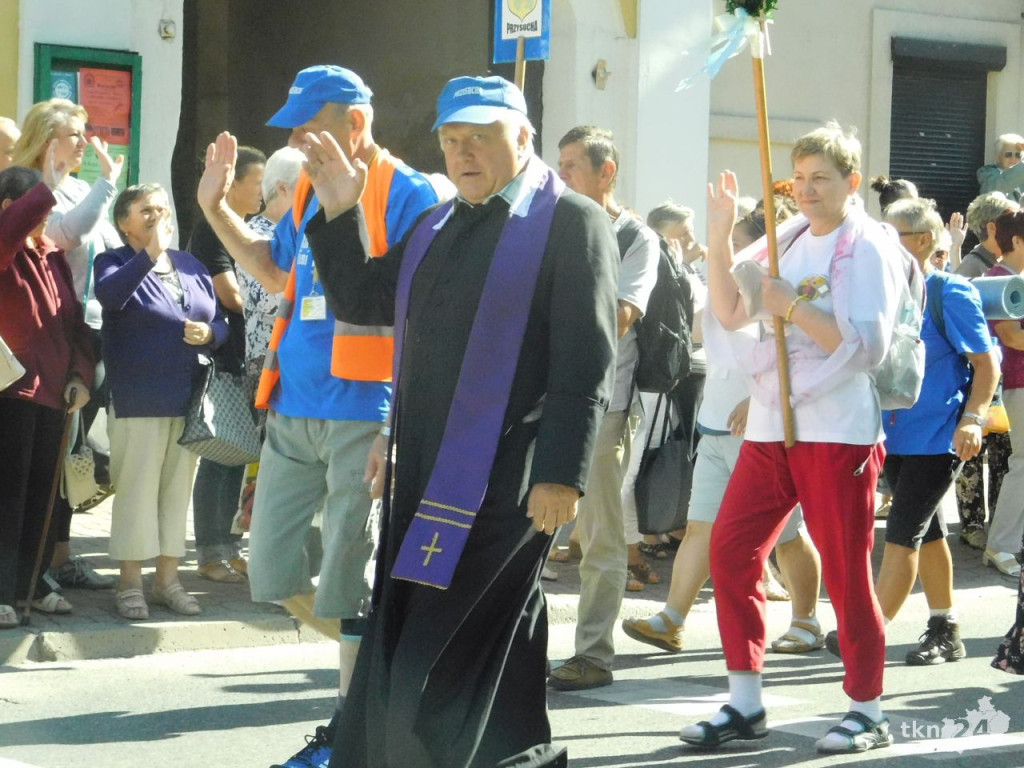 Prawie trzystu koneckich pielgrzymów wyruszyło na pątniczy szlak [wideo, zdjęcia]