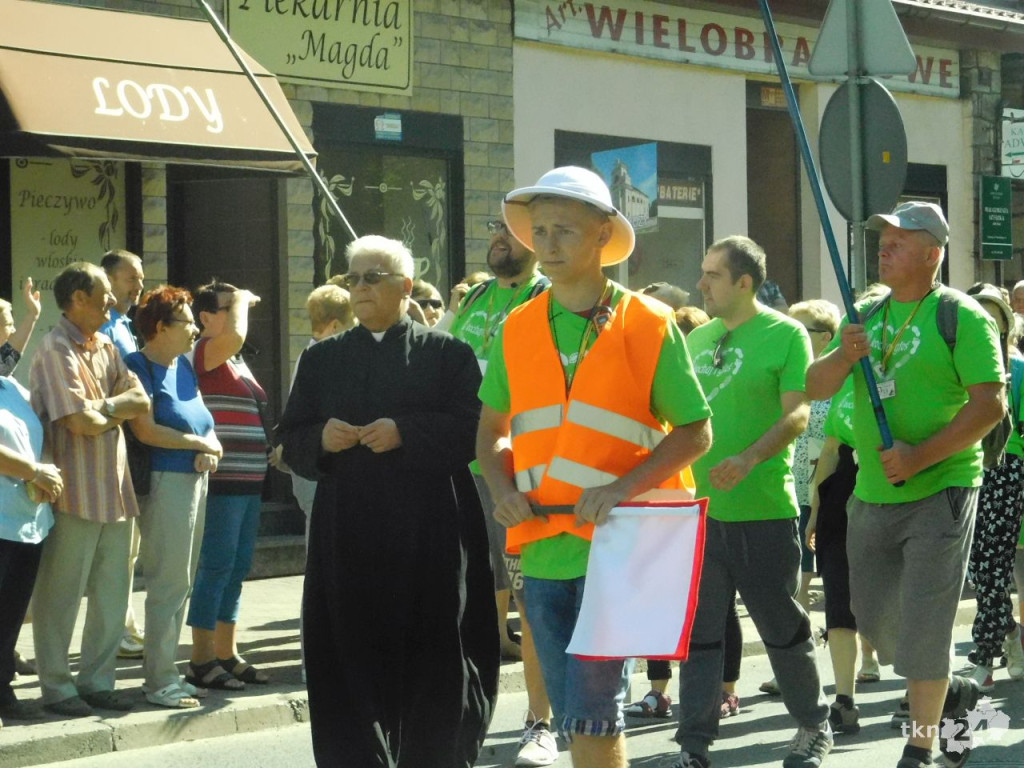 Prawie trzystu koneckich pielgrzymów wyruszyło na pątniczy szlak [wideo, zdjęcia]